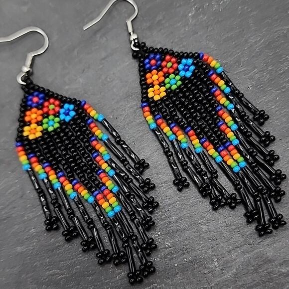 Black Beaded Retro Floral Earrings - Picture 5 of 7